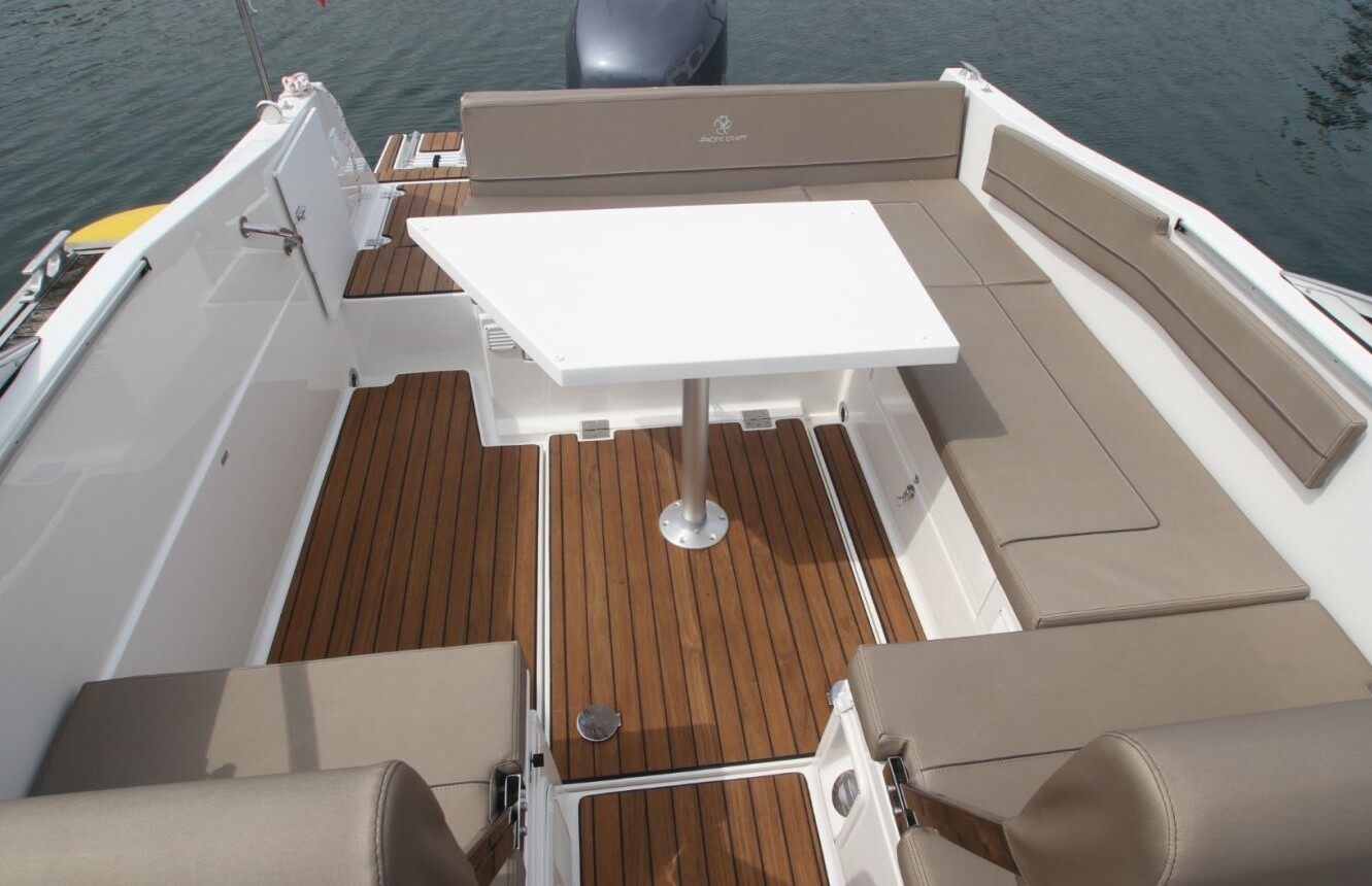 Carré-arrière-avec-table-PC-700-DC-1630×860